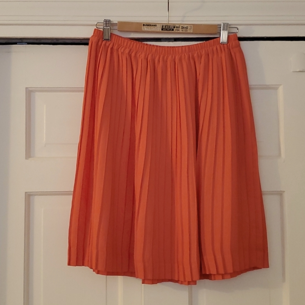 Pleats pull-on Skirt. NWOT.